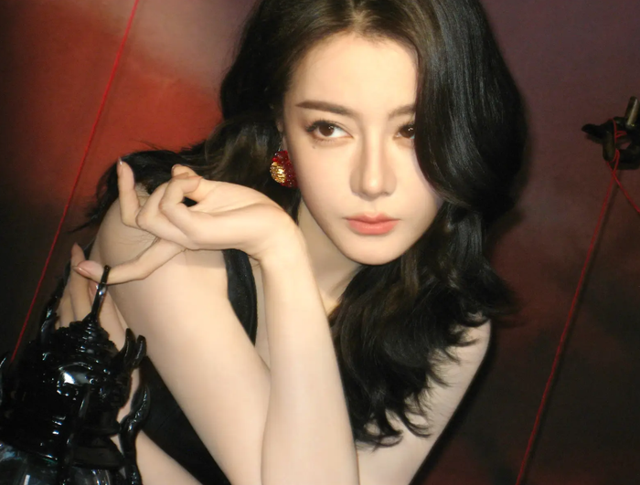 Loạt ảnh ghi lại hình ảnh nữ diễn viên trong thiết kế váy đen cổ chữ V sâu, phom dáng ôm sát, tôn lên thân hình mảnh mai.&nbsp;