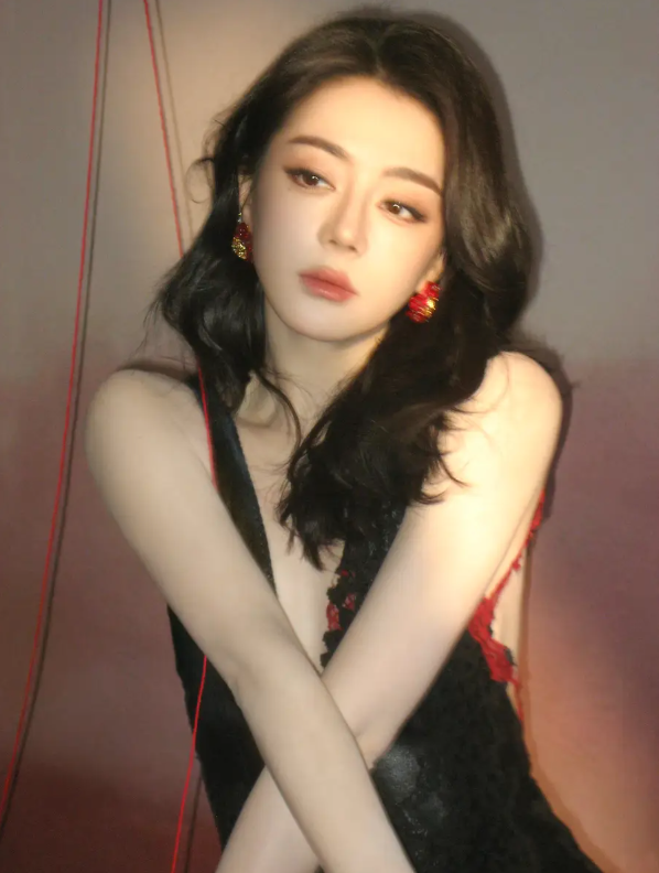 Sự xuất hiện này được xem là động thái đáng chú ý trong bối cảnh Bạch Nhật Đề Đăng - dự án do Địch Lệ Nhiệt Ba và Trần Phi Vũ đóng chính đang gây tranh cãi.