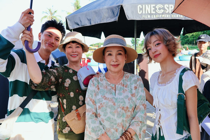 Hình ảnh hậu trường của NSND Hồng Vân chia sẻ cùng dàn cast. - Ảnh: FBNV