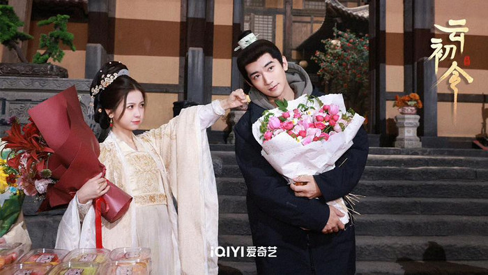 Ngu Thư Hân rạng rỡ ôm hoa trong buổi lễ đóng máy chính thức cùng đoàn phim. - Ảnh: iQIYI