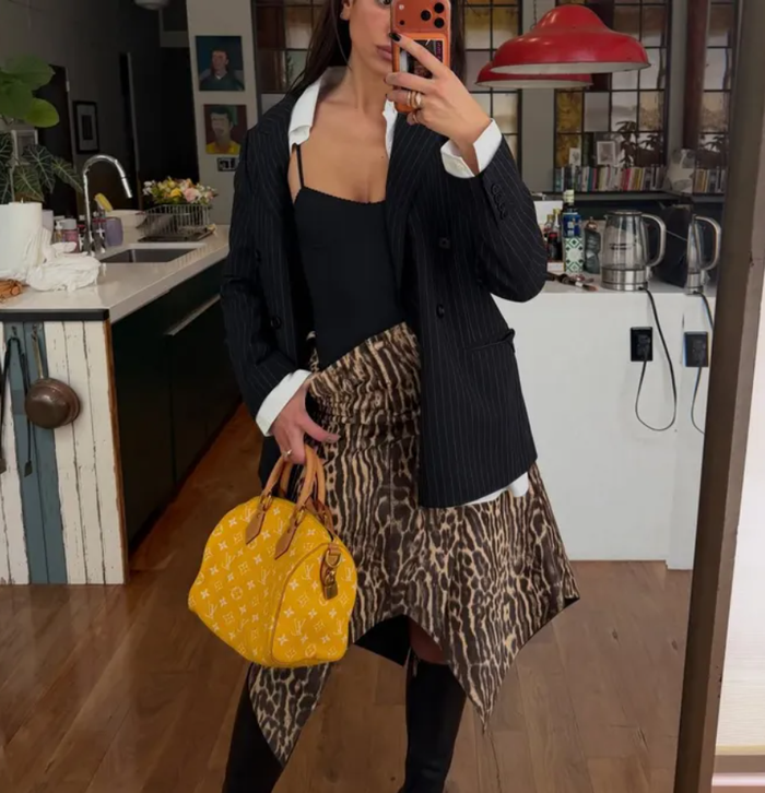 Dua Lipa gây sốt với chân váy bất đối xứng họa tiết da báo. Ảnh: IGNV