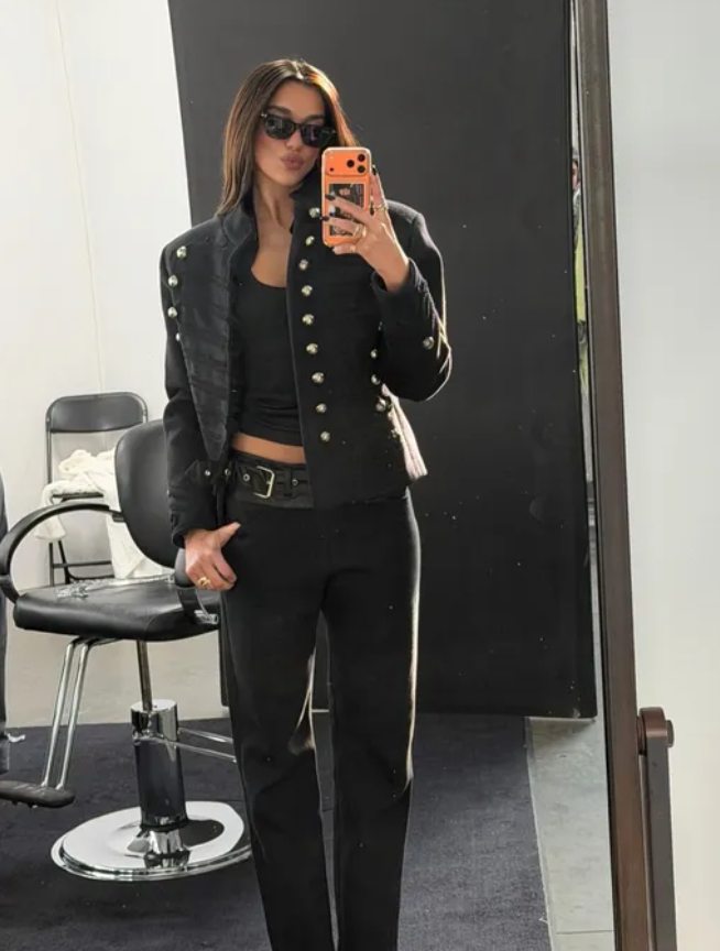 &nbsp;Dua Lipa xuất hiện với outfit all-black. Ảnh: IGNV