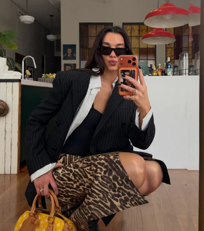 Dua Lipa khiến giới mộ điệu đặc biệt chú ý với những bức selfie trước gương khoe trọn gu thời trang cá tính. Ảnh: IGNV