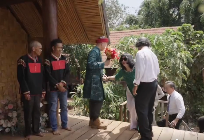 Gia đình H'Hen Niê thân tình đón nhà trai từ xa đến. Ảnh chụp màn hình