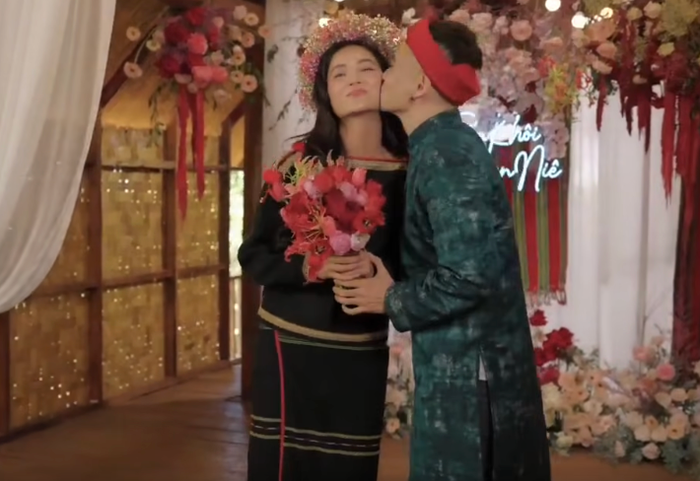 H’Hen Niê được chồng hôn má trong ngày trọng đại. Ảnh chụp màn hình