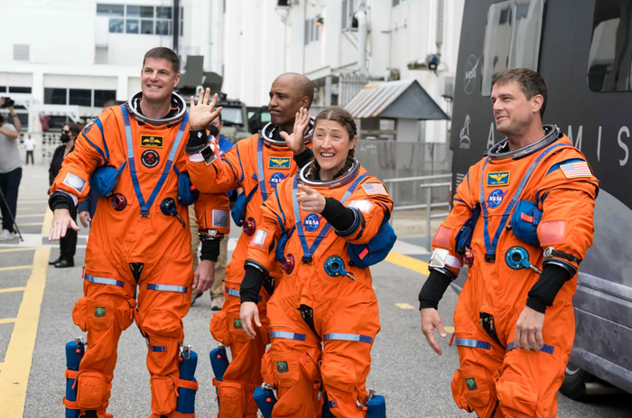 Phi hành đoàn Artemis gồm bốn người dự kiến ​​sẽ hạ cánh xuống Thái Bình Dương vào ngày 10 tháng 4.