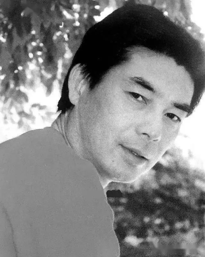 Hình ảnh bia mộ của nam diễn viên gây xôn xao mạng xã hội