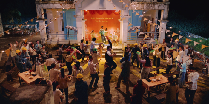 Bộ phim nhanh chóng dẫn đầu phòng vé sau khi ra mắt