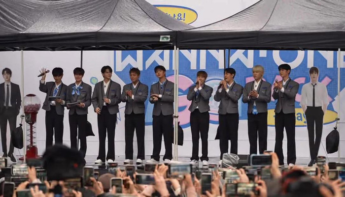 Wanna One hội ngộ sau nhiều năm, Khoảnh khắc 'xuyên không' đầy xúc động giữa lòng Seoul Ảnh 2