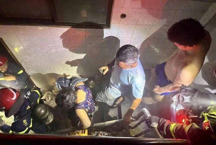 Lực lượng chức năng đưa người thoát ra ngoài an toàn.&nbsp;