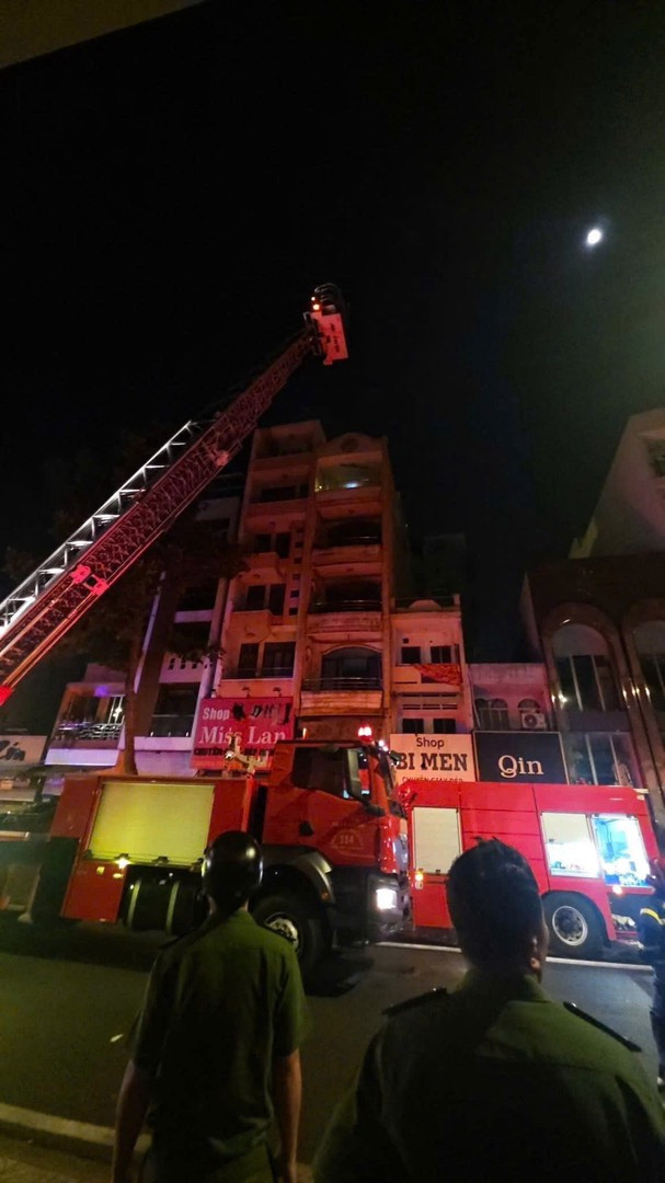 Kịp thời dập tắt đám cháy trong đêm, giải cứu an toàn 2 người mắc kẹt Ảnh 1
