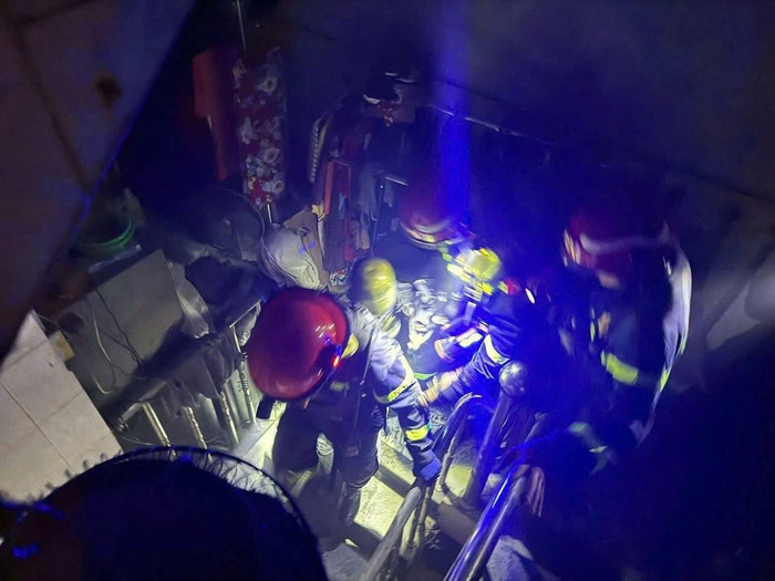 Kịp thời dập tắt đám cháy trong đêm, giải cứu an toàn 2 người mắc kẹt Ảnh 3