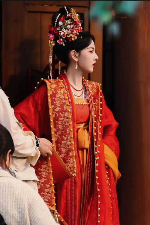 Không chỉ gây chú ý bởi tạo hình, ánh mắt và thần thái của Tống Tổ Nhi cũng nhận được nhiều lời khen.&nbsp;