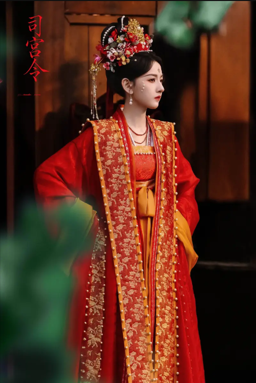 Trong loạt ảnh, Tống Tổ Nhi khoác lên mình hôn phục đỏ thêu hoa văn tinh xảo, kết hợp cùng lớp áo choàng dài.