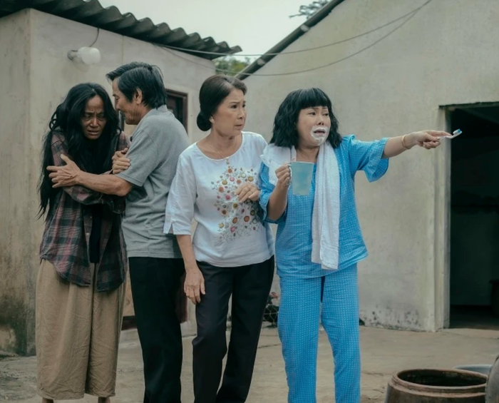 Việt Hương tiếp tục góp mặt trong nhiều dự án chục tỷ, tạo hình hài hước của Việt Hương trong Nhà Không Bán. -Ảnh: NSX