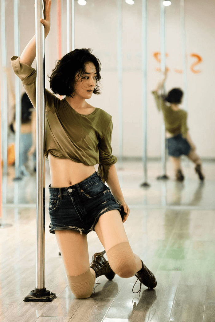 Triệu Lệ Dĩnh vén áo khoe eo thon trong lúc tập múa cột. Ảnh: Weibo