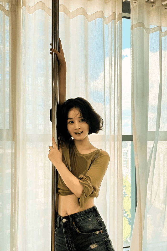 Triệu Lệ Dĩnh thể hiện sự chuyên nghiệp khi tập luyện. Ảnh: Weibo