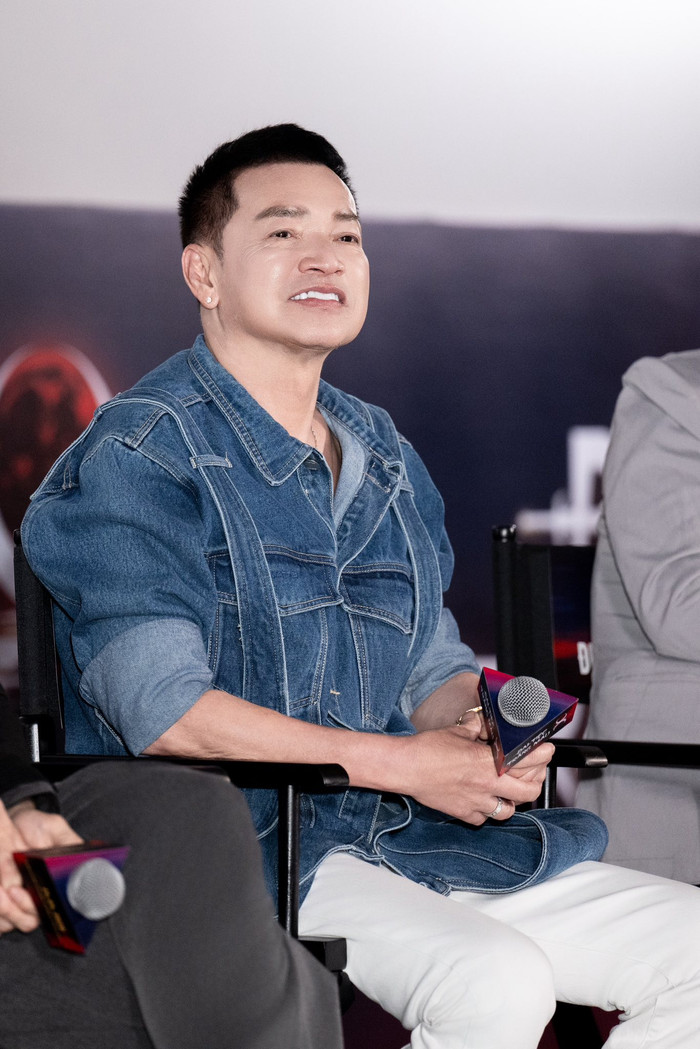 Ở tuổi ngoài 60, nghệ sĩ Quang Minh vẫn tích cực hoạt động nghệ thuật. Vừa qua, anh có chuyến lưu diễn dài ngày ở Mỹ nên không thể đón Tết cùng vợ và con trai.