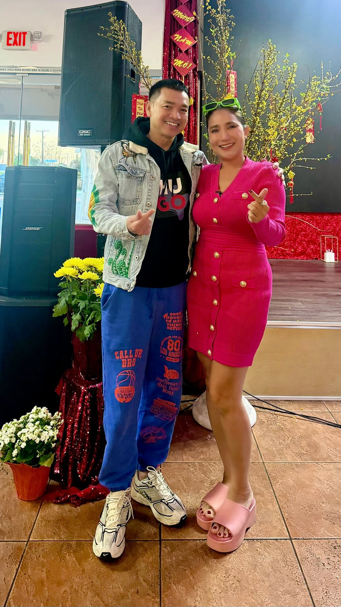 Nhiều khán giả bày tỏ sự yêu thích trước màn hội ngộ của hai nghệ sĩ ở xứ người.