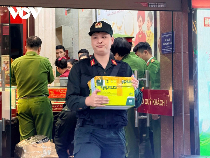 Cảnh sát thu giữ các thùng tài liệu sau quá trình khám xét tại cơ sở Bảo Tín Minh Châu. Nguồn ảnh: VOV