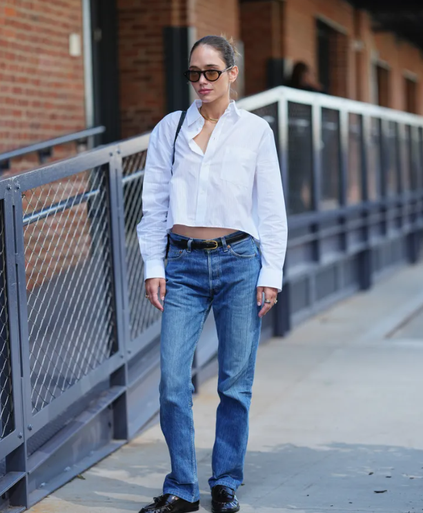 8 cách phối đồ đẹp nhất với sơ mi trắng cài cúc Ảnh 2