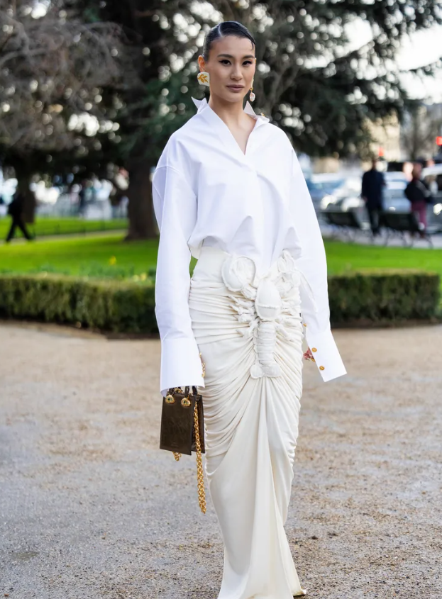 8 cách phối đồ đẹp nhất với sơ mi trắng cài cúc Ảnh 8