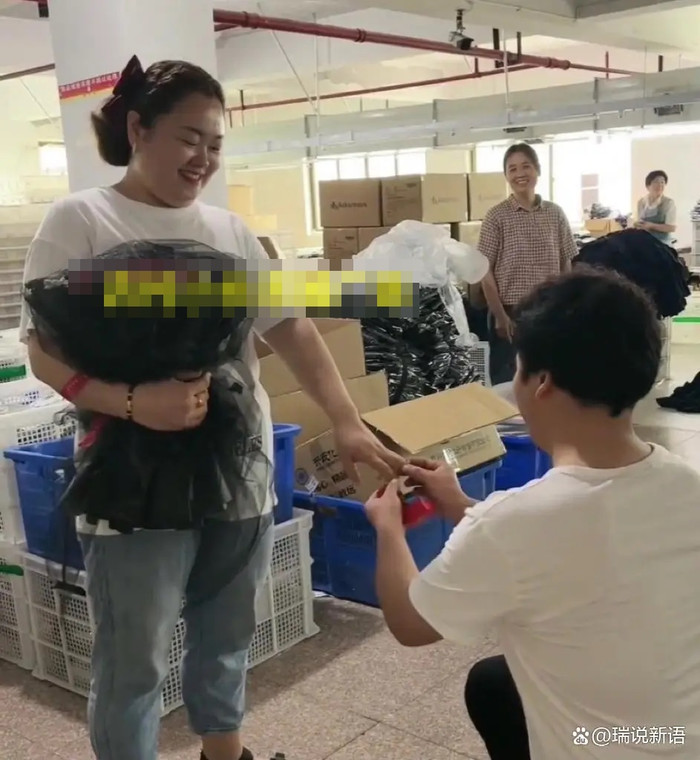 Quá nhút nhát không dám cầu hôn, chàng trai bị 'ép' quỳ giữa nhà máy và cái kết bất ngờ Ảnh 3