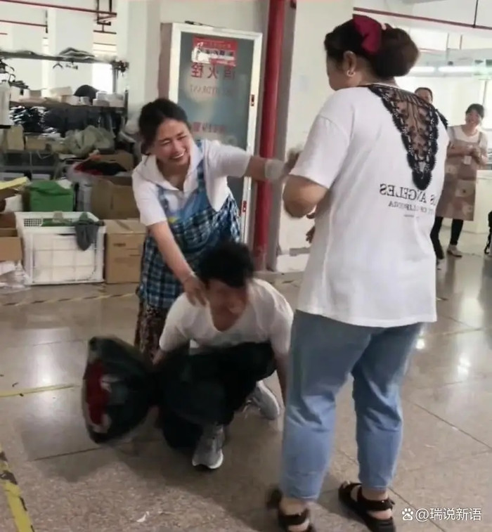 Quá nhút nhát không dám cầu hôn, chàng trai bị 'ép' quỳ giữa nhà máy và cái kết bất ngờ Ảnh 4