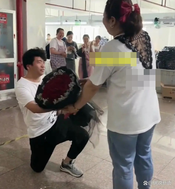 Quá nhút nhát không dám cầu hôn, chàng trai bị 'ép' quỳ giữa nhà máy và cái kết bất ngờ Ảnh 1