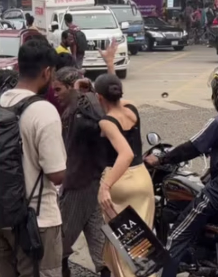 Nữ người mẫu đánh người đàn ông lớn tuổi giữa đường gây phẫn nộ Ảnh 2