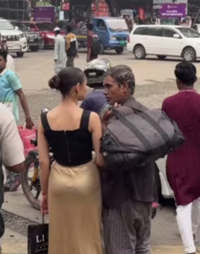 Nữ người mẫu đánh người đàn ông lớn tuổi giữa đường gây phẫn nộ Ảnh 1