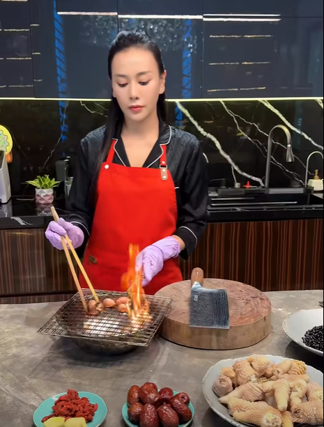 Phương Oanh đăng tải video nấu ăn trong căn bếp quen thuộc.&nbsp;Ảnh chụp màn hình