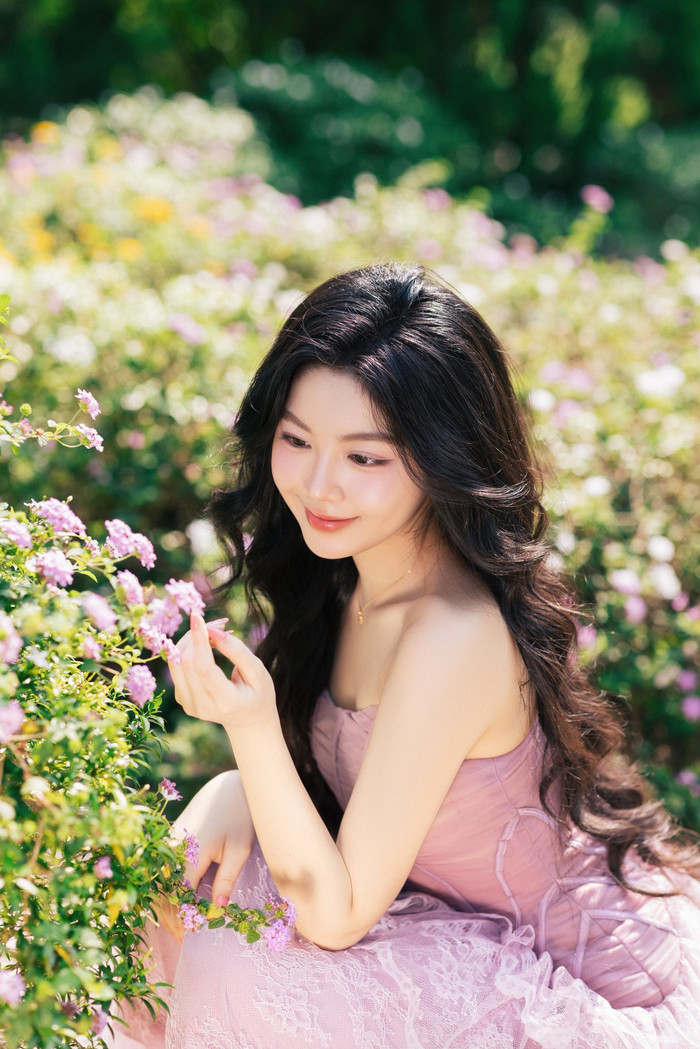 Trong loạt ảnh được chia sẻ, Lọ Lem lựa chọn trang phục tông hồng nhẹ nhàng (Ảnh: FBNV).