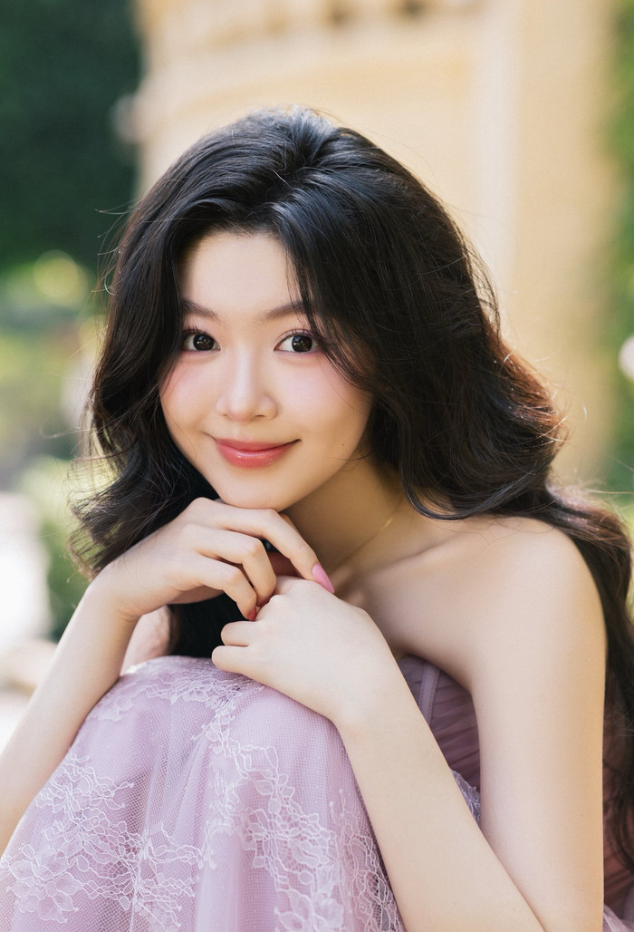 Lọ Lem mới đây đã đăng tải loạt hình ảnh mới trên trang cá nhân (Ảnh: FBNV).