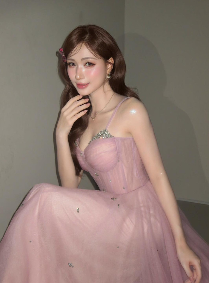 Chồng sắp cưới để lại lời khen dành cho nhan sắc của Hòa Minzy.