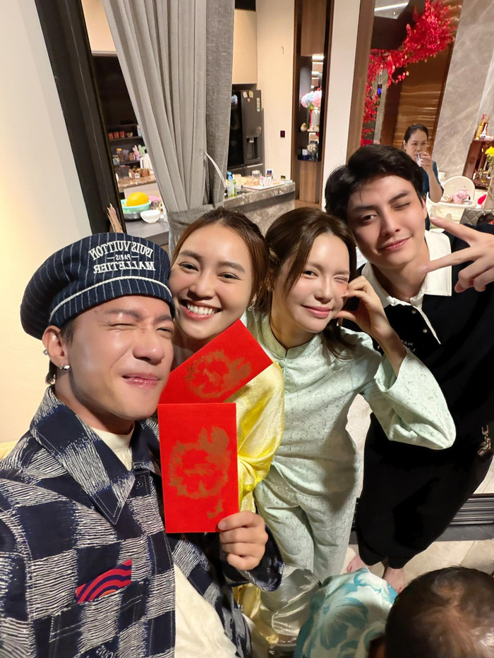 Khoảnh khắc Ninh Dương Lan Ngọc và S.T Sơn Thạch tụ họp bên bạn bè thân thiết.