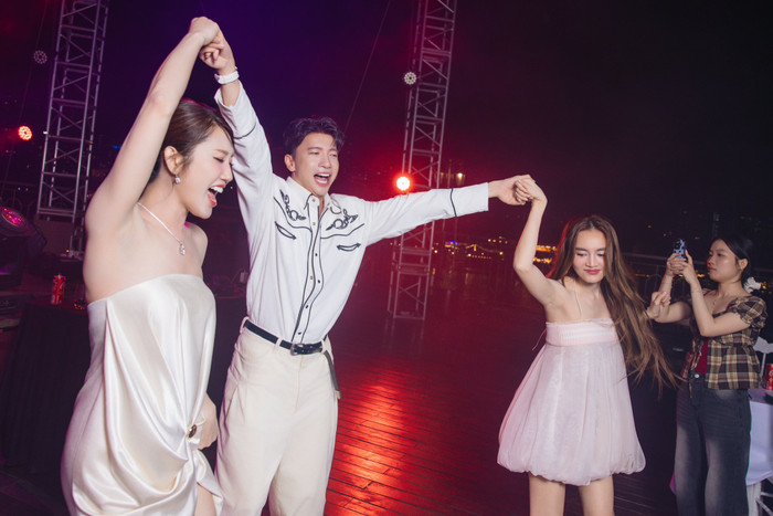 S.T Sơn Thạch dành thái độ thân thiết với Ninh Dương Lan Ngọc. Cả hai quẩy hết mình khi tham gia tiệc của Thúy Ngân.