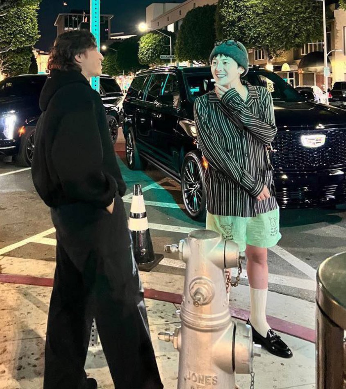 Khoảnh khắc thể hiện tình bạn thân thiết giữa G-Dragon và Daesung.