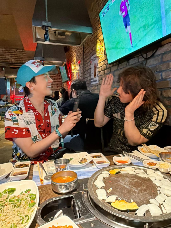 Cả hai tiếp tục chứng tỏ tình bạn thân thiết nhiều năm.