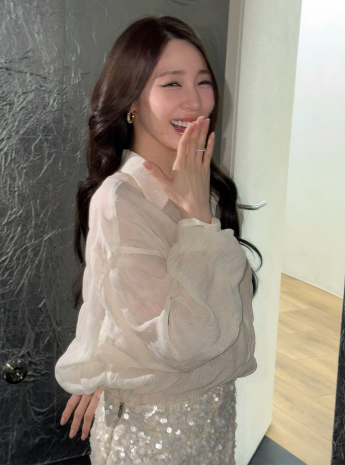 Tiffany Young ngày càng táo bạo sau kết hôn Ảnh 2