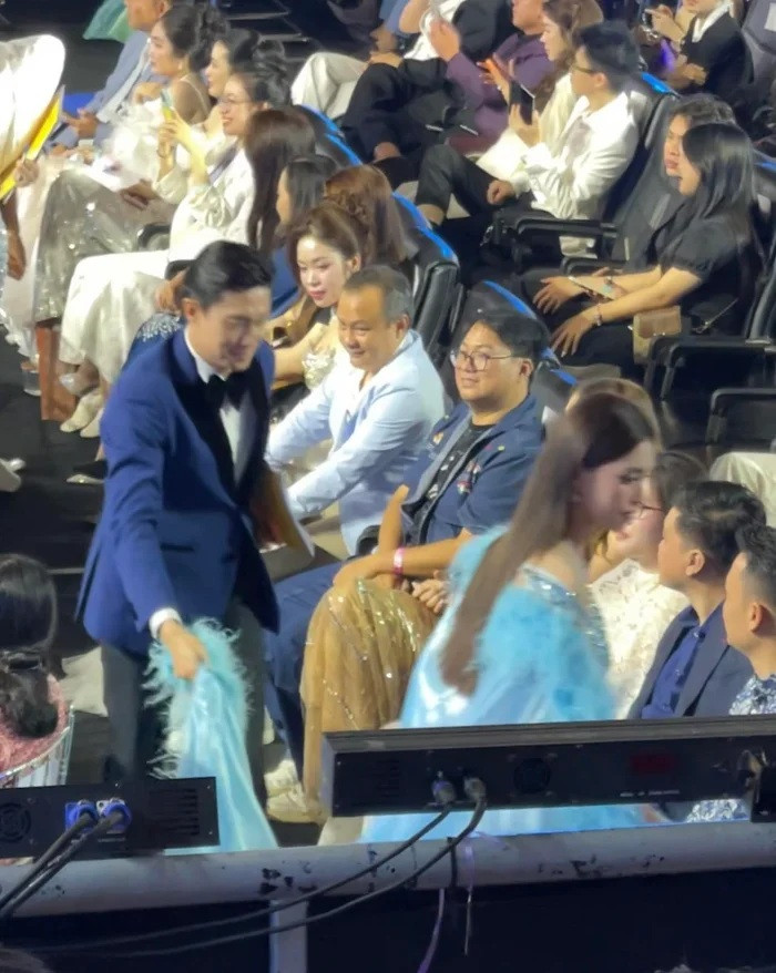 Quốc Trường chủ động cầm tà váy giúp Tiểu Vy.&nbsp;