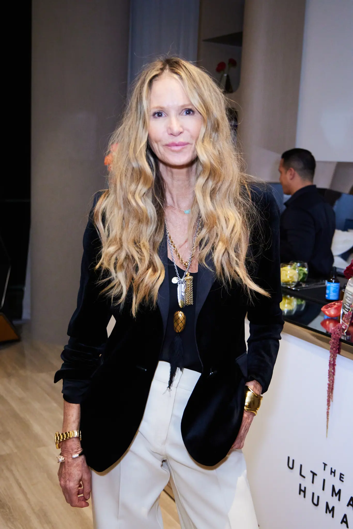 Elle Macpherson tiết lộ đã giảm lượng caffeine, thay đổi thói quen ăn uống thường ăn sớm trong ngày nhằm duy trì thể trạng ổn định.