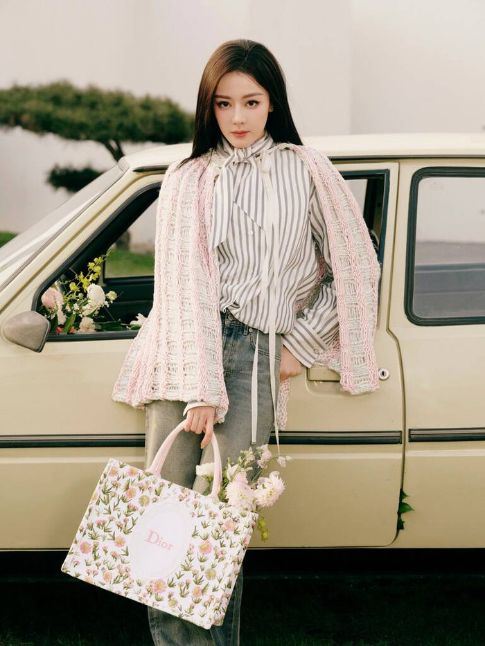 Đứng đầu danh sách là Địch Lệ Nhiệt Ba với số lượng phim chuyển thể nhiều nhất. Các tác phẩm như Tam Sinh Tam Thế Chẩm Thượng Thư hay Trường Ca Hành đều từng tạo tiếng vang lớn. Tuy nhiên, những dự án gần đây của cô có dấu hiệu giảm nhiệt, cho thấy việc duy trì phong độ trong dòng phim IP không phải là điều dễ dàng, ngay cả với những ngôi sao hàng đầu.