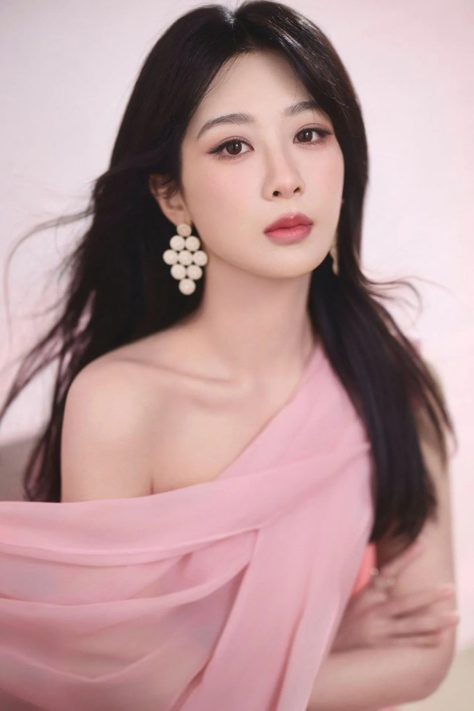 Dương Tử được xem là trường hợp hiếm khi vừa có số lượng, vừa đảm bảo chất lượng dự án. Từ Hương Mật Tựa Khói Sương đến Cá Mực Hầm Mật, các tác phẩm cô tham gia đều tạo hiệu ứng tốt lẫn độ thảo luận. Khả năng diễn xuất ổn định giúp cô dễ dàng 'gánh' các kịch bản chuyển thể, từ đó củng cố vị thế vững chắc trong làng phim Hoa ngữ.