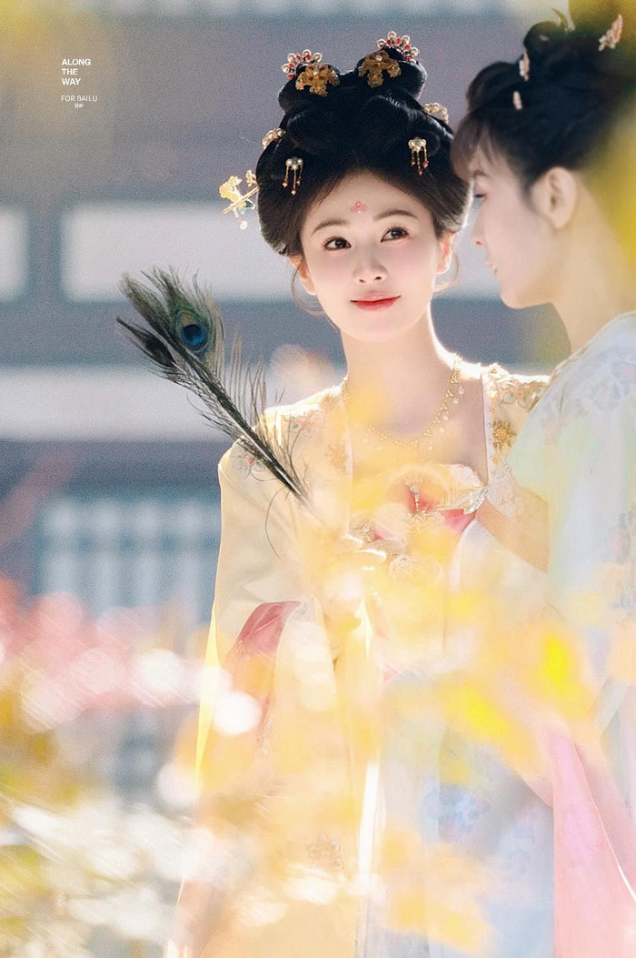 Bạch Lộc là gương mặt được hậu thuẫn mạnh về tài nguyên phim ảnh, liên tục xuất hiện trong các dự án lớn qua từng năm. Những bộ phim như Châu Sinh Như Cố hay Trường Nguyệt Tẫn Minh đã giúp cô gia tăng độ nhận diện. Dù còn gây tranh luận về diễn xuất ở một số dự án, không thể phủ nhận tần suất xuất hiện dày đặc của cô trong dòng phim IP.