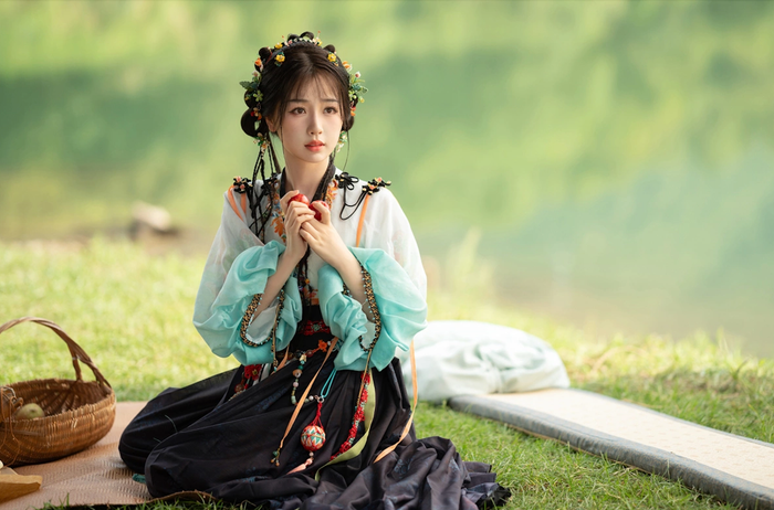 Ngu Thư Hân là một trong những cái tên nổi bật nhờ liên tiếp góp mặt trong các dự án chuyển thể đình đám. Sau hiệu ứng lan tỏa từ Thương Lan Quyết, nữ diễn viên tiếp tục ghi dấu ấn qua nhiều tác phẩm giả tưởng, ngôn tình. Điểm mạnh của cô nằm ở hình tượng ngọt ngào, dễ tạo thiện cảm, cùng khả năng kết hợp ăn ý với bạn diễn, giúp các dự án giữ được độ thảo luận ổn định.