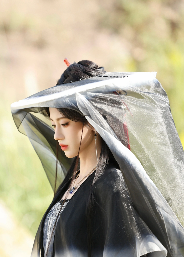 Cúc Tịnh Y góp mặt trong nhiều dự án IP lớn, tiêu biểu như Vân Tịch Truyện. Tuy nhiên, bên cạnh lợi thế về ngoại hình và độ nhận diện, nữ diễn viên lại thường xuyên đối mặt với ý kiến trái chiều về diễn xuất. Không ít tác phẩm của cô chưa đạt kỳ vọng về chất lượng, khiến thành tích tổng thể chưa thật sự bứt phá.