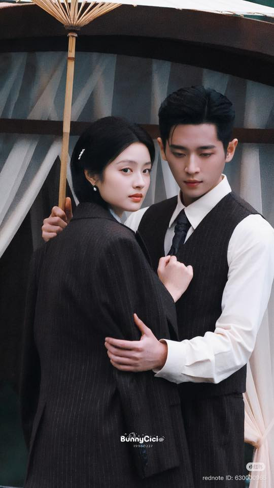 Lấy bối cảnh thời kỳ quân phiệt cát cứ, phim kể về Diệp Bình Quân - một nữ sinh viên vô tình bị cuốn vào vụ ám sát bí ẩn. Để minh oan, cô buộc phải hợp tác với Ngu Sưởng Hiên - một thiếu gia đầy toan tính. Từ mối quan hệ lợi dụng lẫn nhau, cả hai dần nảy sinh tình cảm, nhưng biến cố gia đình và chiến tranh lại đẩy họ vào bi kịch chia ly.