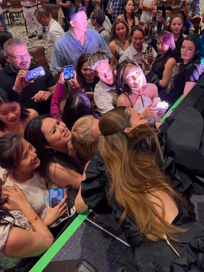 Hồ Ngọc Hà sang nước ngoài lưu diễn, bất ngờ hành động của khán giả sau khi kết thúc show Ảnh 4