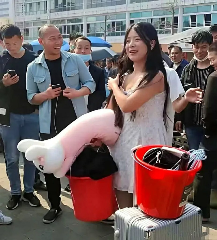 Cô gái 28 tuổi vào nhà máy 'tuyển chồng', ngày đầu đi làm đã khiến hàng loạt đàn ông xếp hàng tỏ tình Ảnh 3